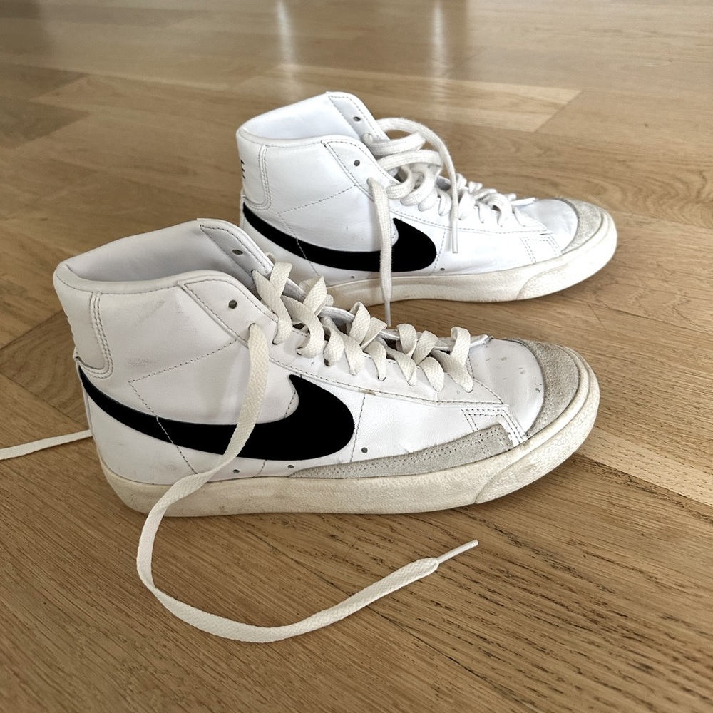 NIKE WOMANS 8 BLAZERS